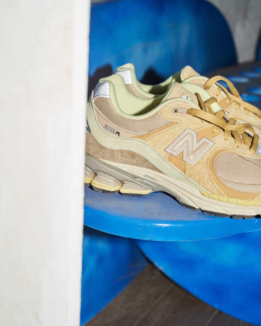 オーラリー（AURALEE）× ニューバランス（New Balance） 2002R　品番・（カラー）：M2002RA1(WHITE), M2002RE1(YELLOW BEIGE)　サイズ : D/23.0 ～ 29.0, 30.0 ㎝　価格 : 19,800 円（税込み）　発売日 : 2022 年7 月15 日（金）