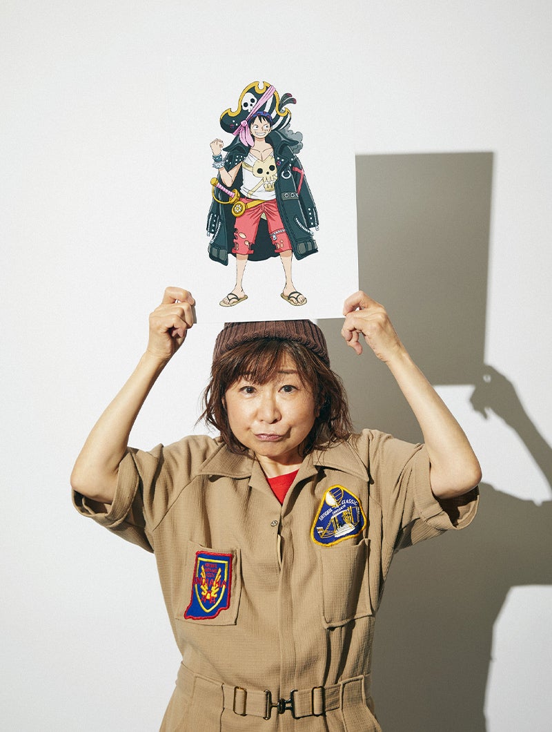 『ONE PIECE FILM RED』ルフィのデザイン画を持つ田中真弓さん　