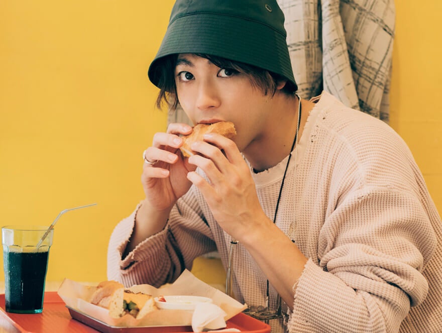 山田裕貴「ワッフルT×チェックジャケット」でサンドイッチを食べに