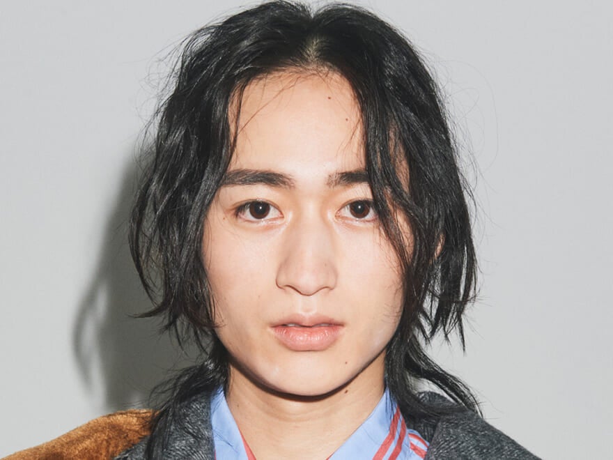 【由川 航平くん】ゆるいムードのロングヘアから一転、ひとつに結び男らしいムードに。顔まわりの揺れる髪が、アンニュイな色気をもたらす