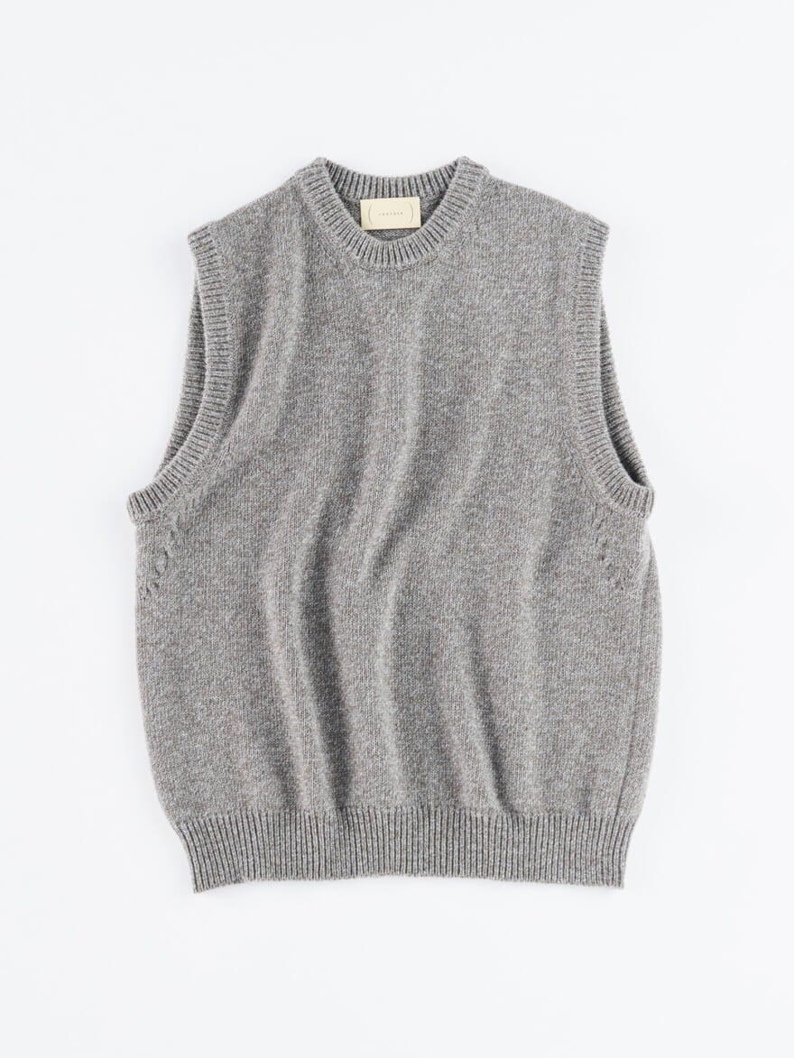 ニットベスト(カンタータ)¥89,200/1LDK AOYAMA