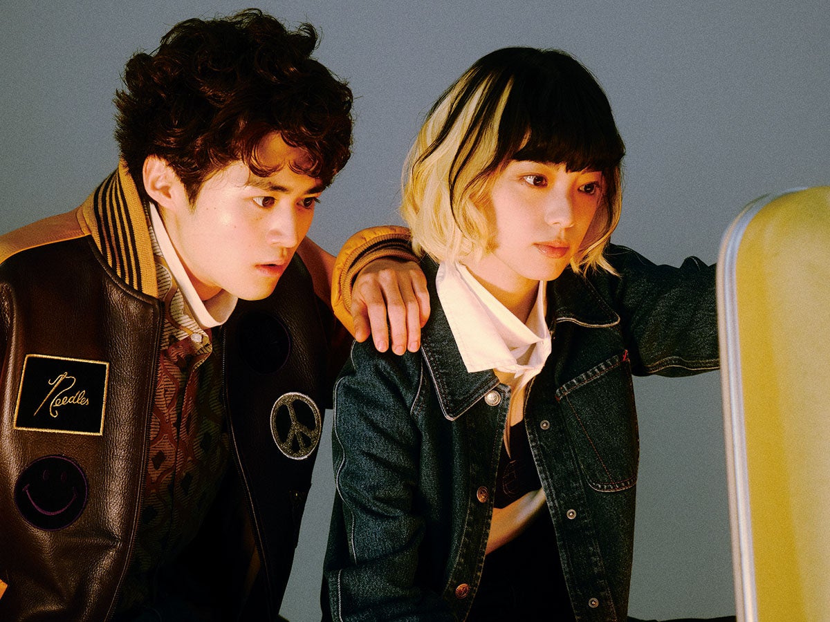 【平手友梨奈と鈴鹿央士】レトロな秋のファッションストーリー「スーツケースを開けると…」