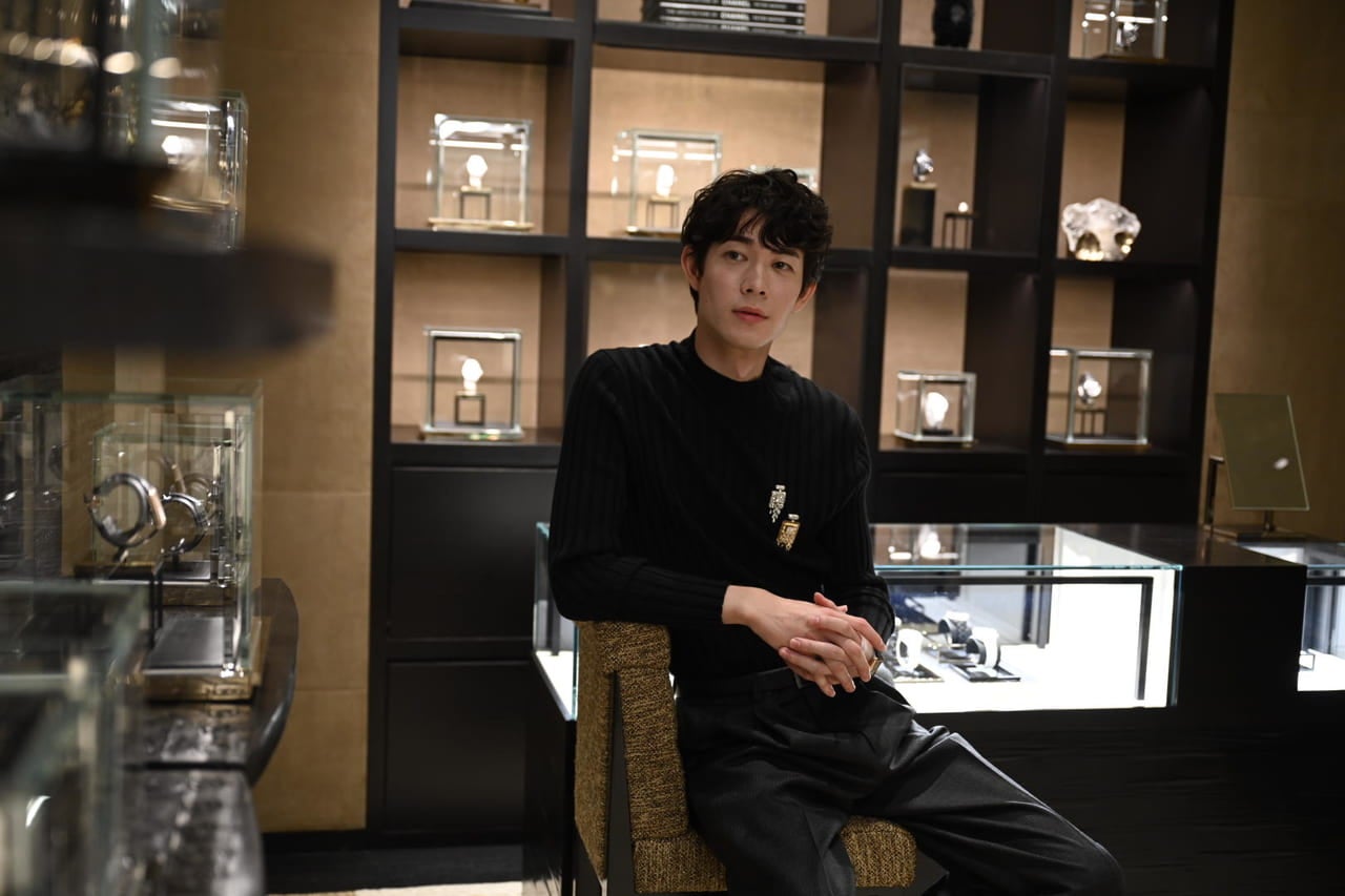 宮沢氷魚が「シャネル ファイン ジュエリー 銀座並木」に登場。つけていたウォッチは「ボーイフレンド」