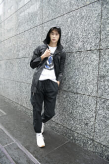 [栄莉弥] 「ニューバランスの白スニーカーを、短め丈のパンツと合わせてみる！」【メンズノンノモデルの私服スナップ】