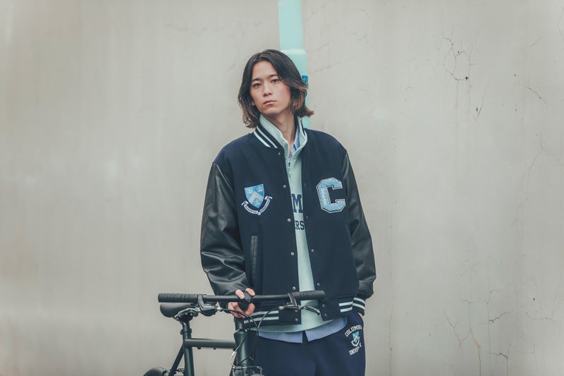 小方蒼介 メンズノンノモデル GU カレッジスウェット シャツとのレイヤード ブルー系