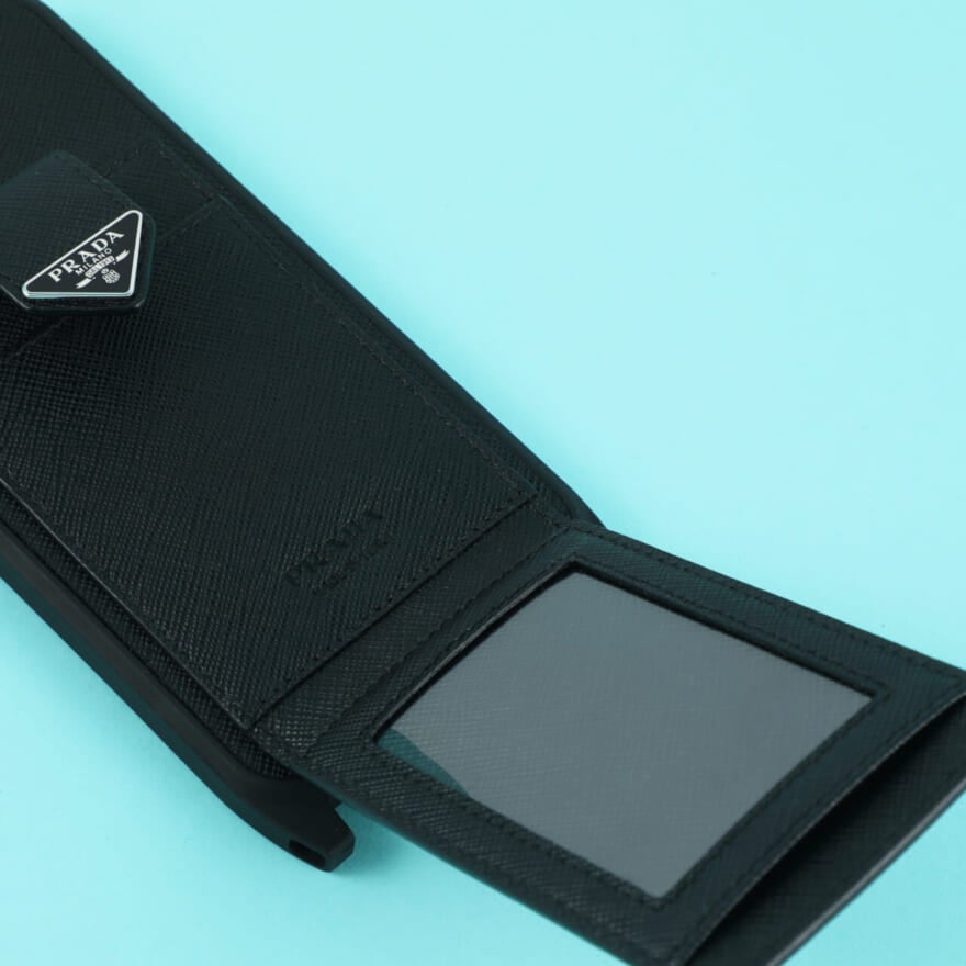 プラダ　レザー　ブラック　財布　トライアングルロゴ　スマホケース￥96,800※予定価格／プラダ クライアントサービス　サイズ：15×7.5cm
