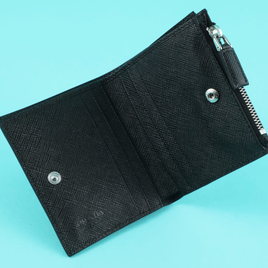 プラダ　レザー　ブラック　財布　トライアングルロゴ　財布￥73,700※予定価格／プラダ クライアントサービス　サイズ：9×10cm