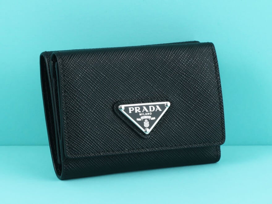 [Gallery]「プラダ」の名品ブラック小物６選。バッグ、財布、スマホケース、手袋…モダンにしてタイムレス！