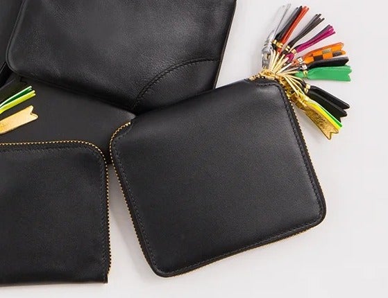 【コム デ ギャルソン】新作の財布とポーチは、カラフルなジッパープルが12個ついたスペシャルな一品！[Gallery]