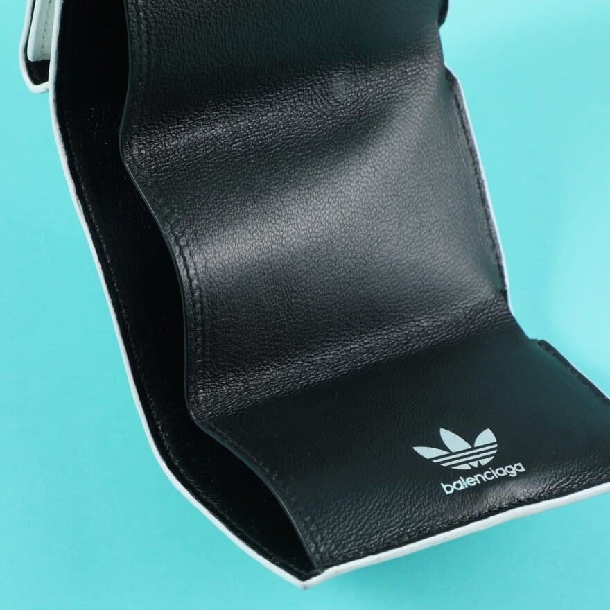エルメスの定番名品も!憧れブランドの“黒じゃない”革財布&カード