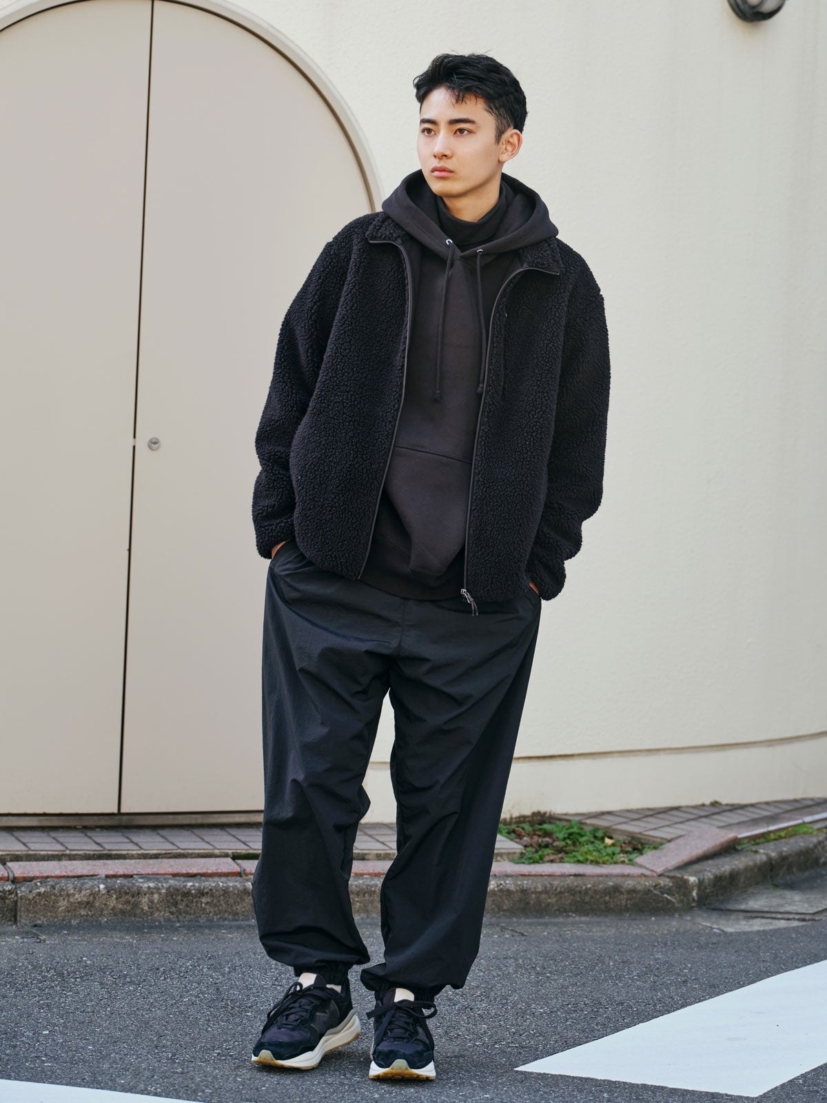 この冬、本当にモテる「黒フリース」の着こなし3選。ユニクロ、ニューバランス、リーバイス®︎など好印象なアイテム選びが決め手! メンズノンノ ...