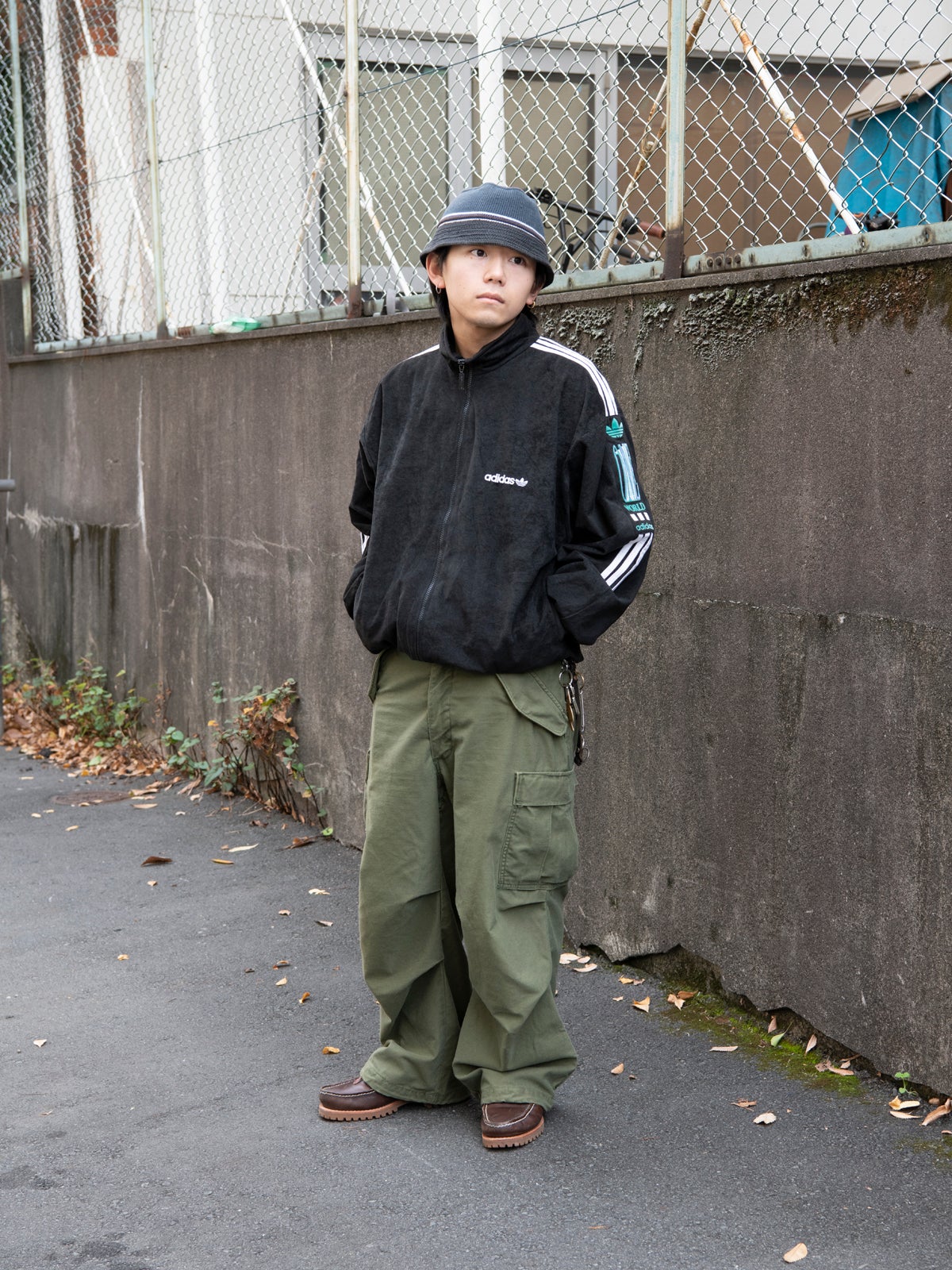 トラックパンツでモダンに、ジャケットで80’sに、2つのストリートスタイル【アディダスをおしゃれなヤツはどう着る？Vol.1】 メンズノンノ