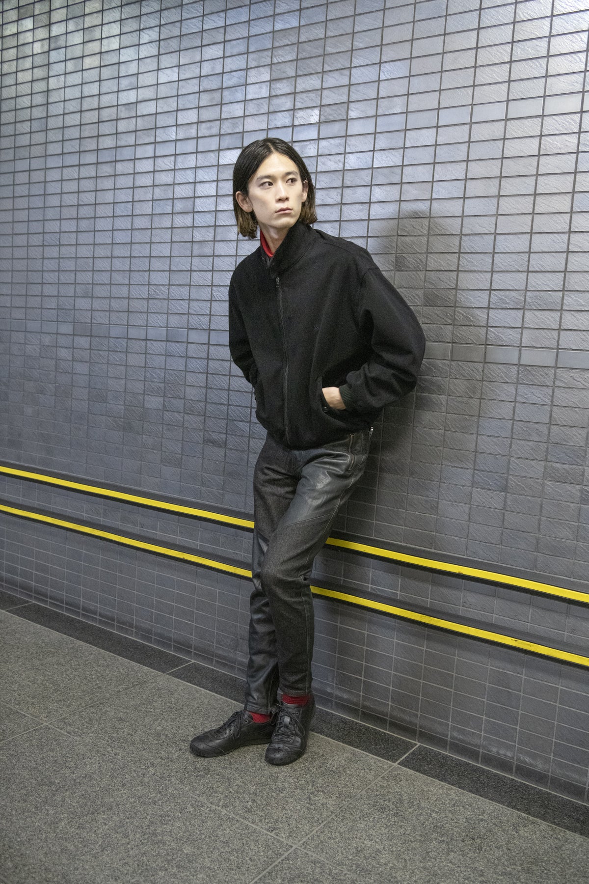 小方 蒼介] 「ユニクロのカラーハイネックは、ブラックコーデと