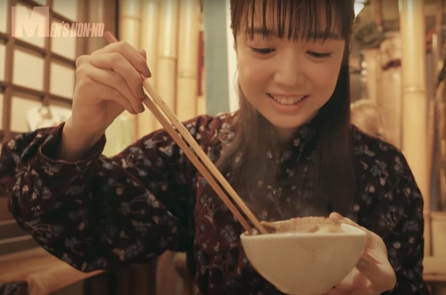 上白石萌音の「美味しい！」がとまらない。日本料理を楽しげに食べる様子を公開！【新連載「上白石萌音と世界をガブリ！BITE the World」】