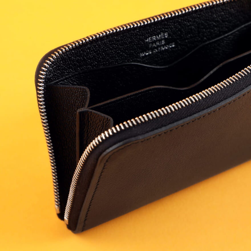 エルメスの「シェーヌ・ダンクル」のモチーフが融合した黒財布＆カード