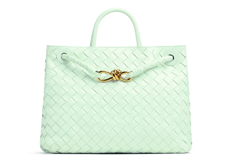 ボッテガ・ヴェネタの新作バッグ「アンディアーモ」ミディアムサイズ　色はグレイシャー