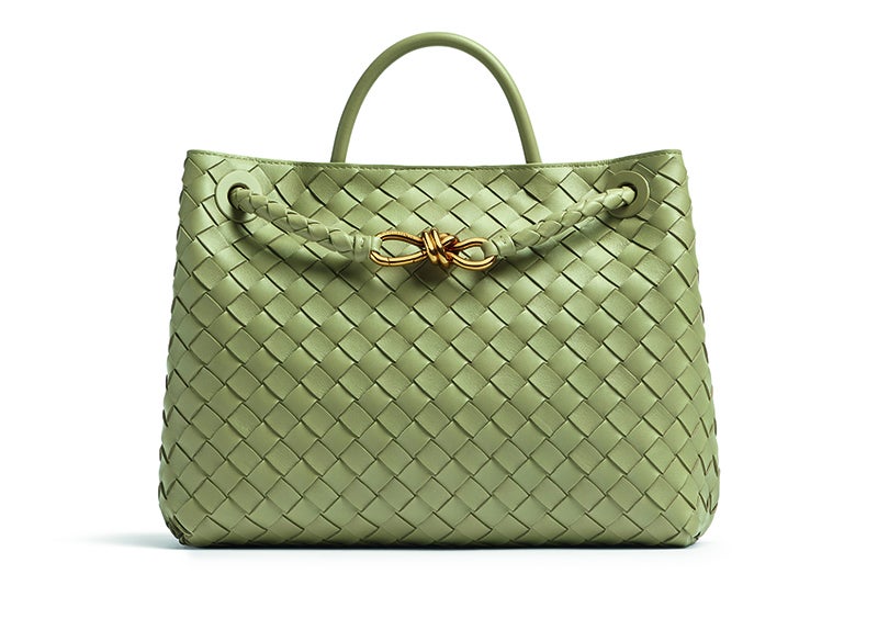 ボッテガ・ヴェネタの新作バッグ「アンディアーモ」ミディアムサイズ　色はトラバーチン