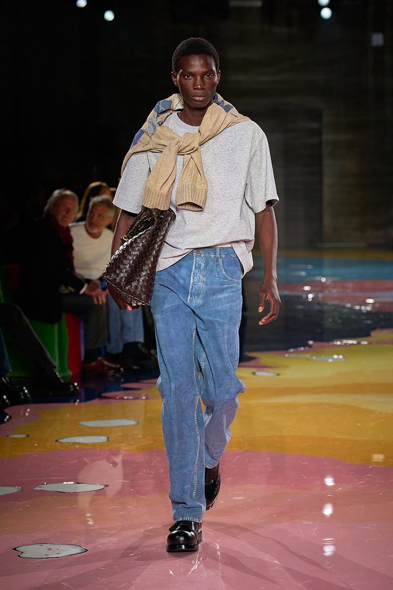 ボッテガ・ヴェネタの新作バッグ「アンディアーモ」を持ってランウェイを歩くメンズモデル