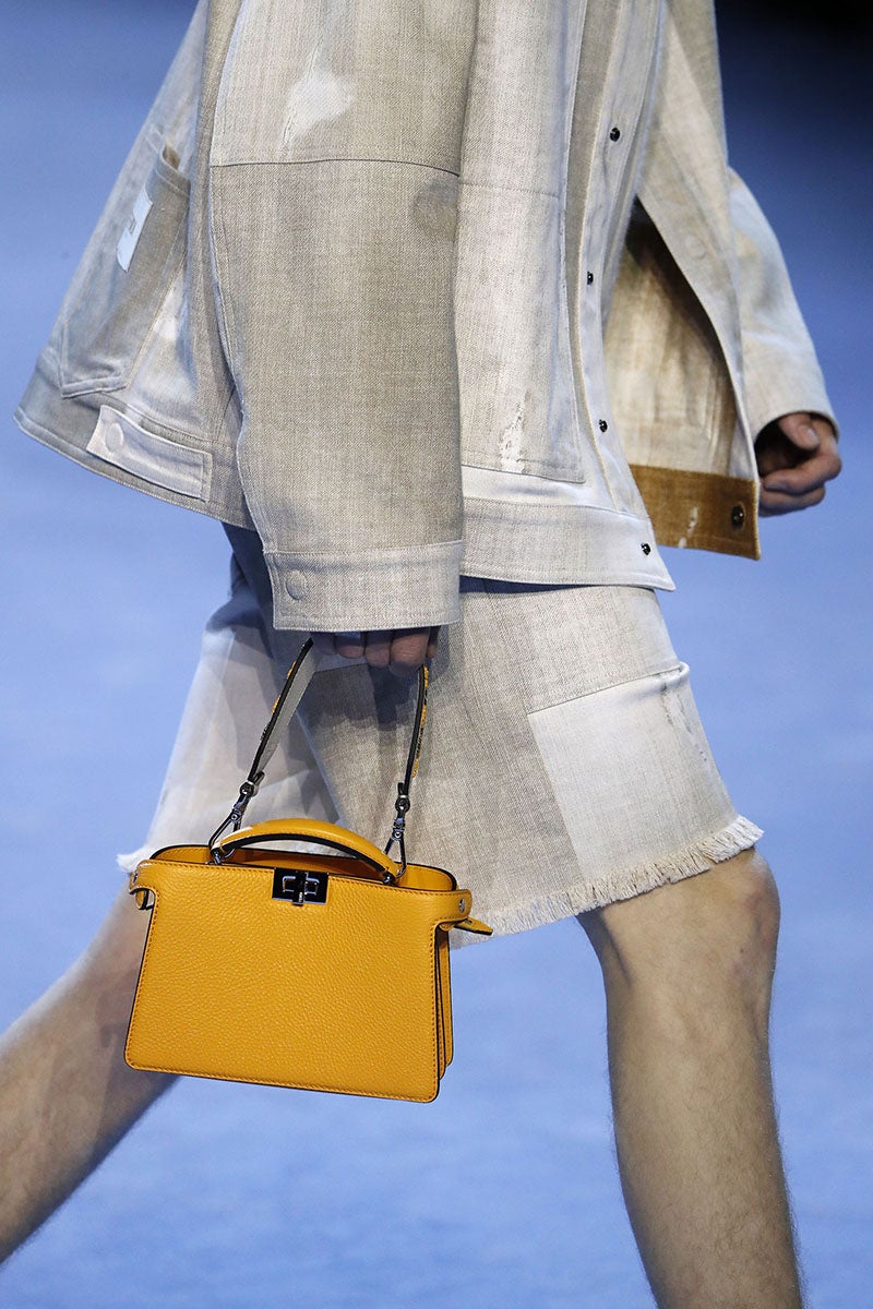 FENDI　フェンディ　2023年春夏メンズコレクションで発表されたバッグ「ピーカブー」の新作　オレンジ