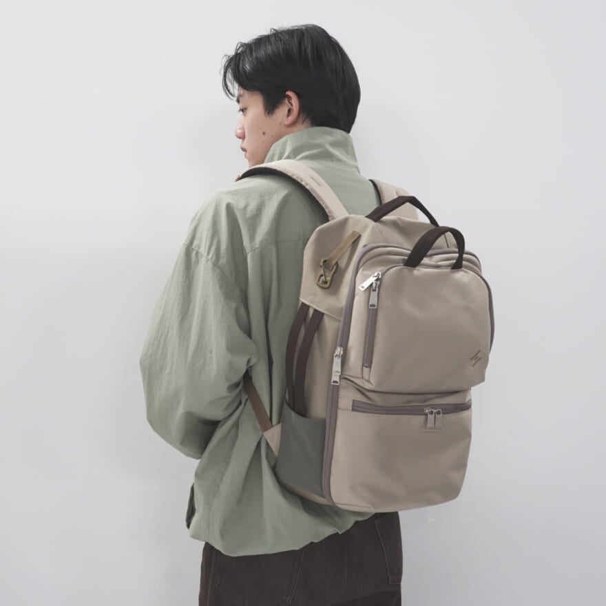 ENOUGH 2WAY BACKPACK の背負い姿