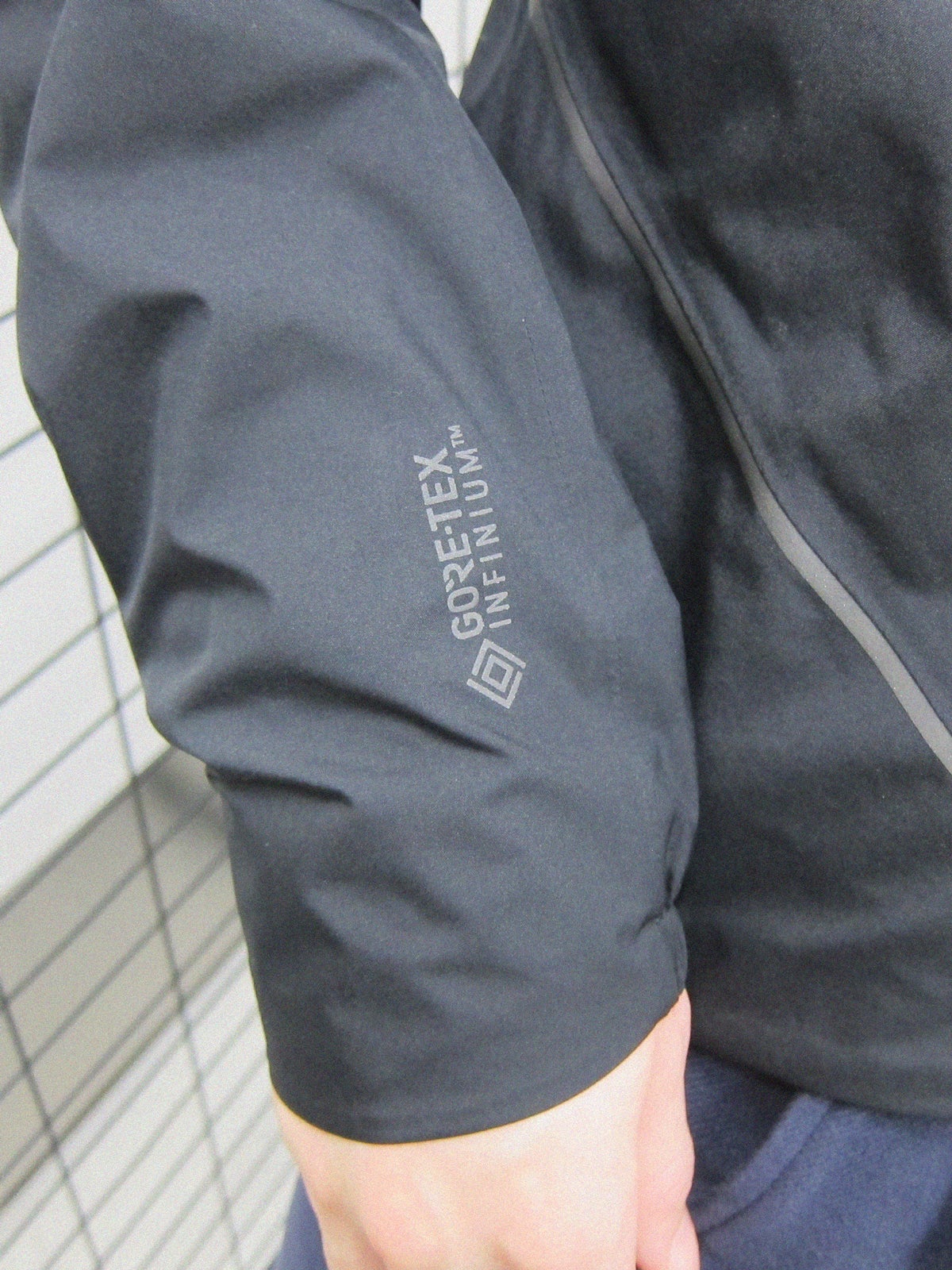 アークテリクスの黒いゴアテックスジャケットを試着　袖のゴアテックスロゴ