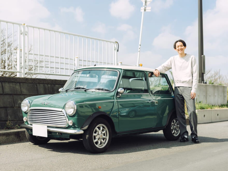 「ローバー ミニ」は祖母がかつて乗ったクルマ。小ぶりな1台が、偶然できた駐車スペースにハマった奇跡！【俺たちの“ノリモノ”語り！／Vol.17・ROVER MINI①】