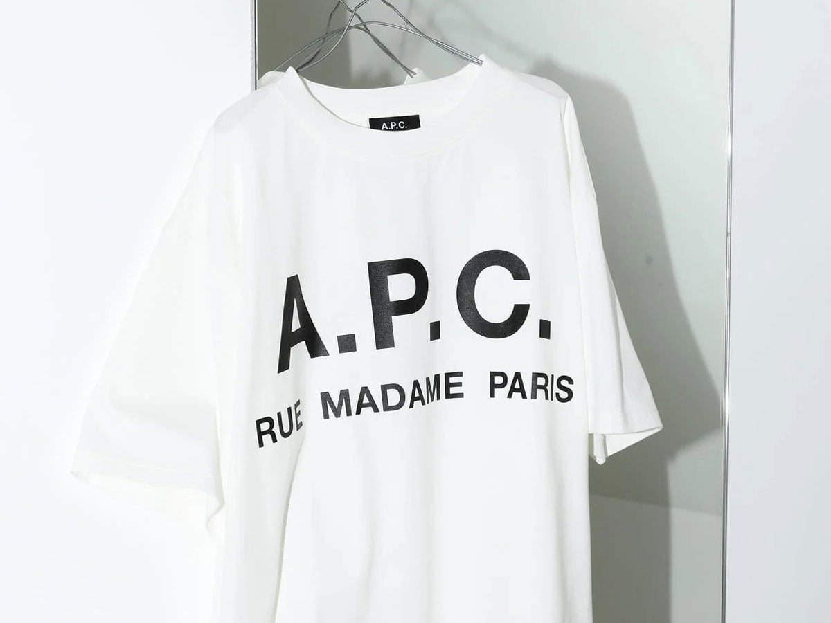 コラボなのに１万円台！服好き愛用の「コスパ最高春トップス」３選。A.P.C.の大人ロゴT、ラコステ×ネットフリックス…