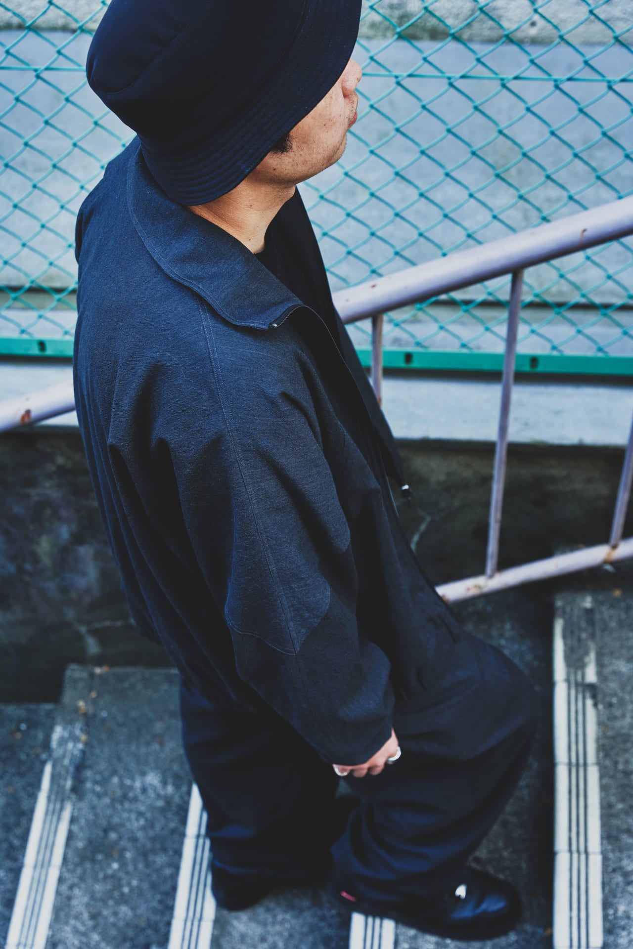 トップス、パンツ:ブラームス ハット:エルメス ソックス:フレッシュサービス