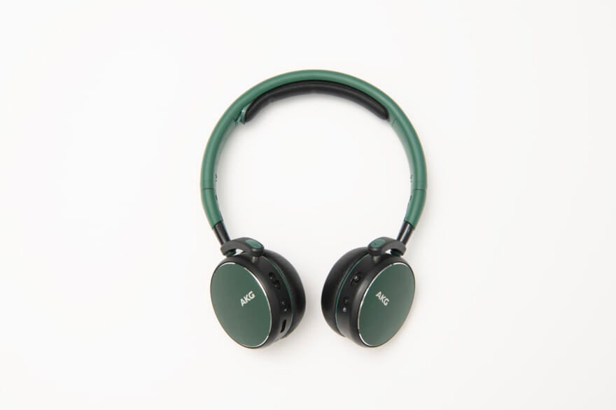 Mom バッグの中身　ヘッドホン　アーカーゲー　AKG