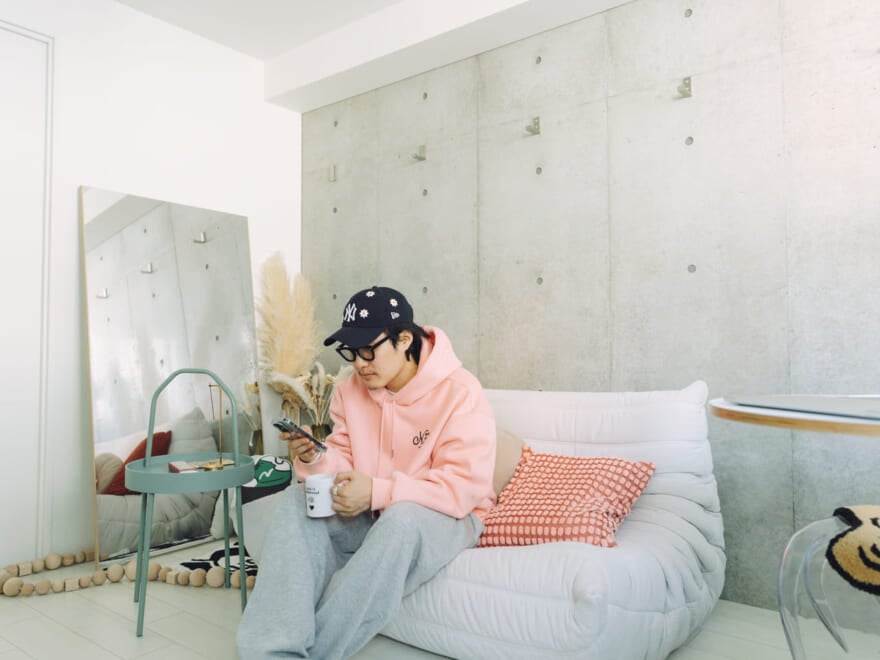 男子のおしゃれな韓国っぽい部屋のソファ