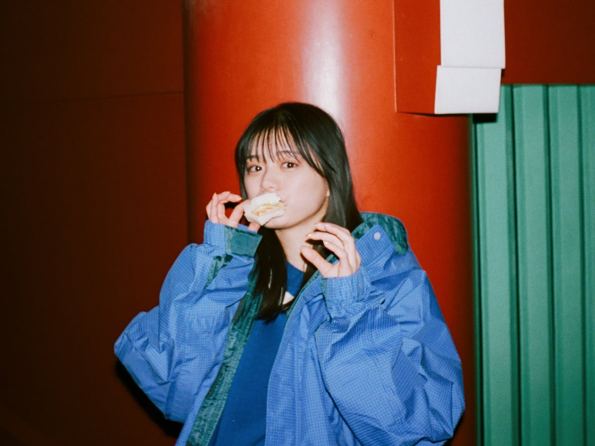 【本誌未掲載】紺野彩夏「気になるあの子とナイト散歩」のウェブ限定カットをスペシャル公開！