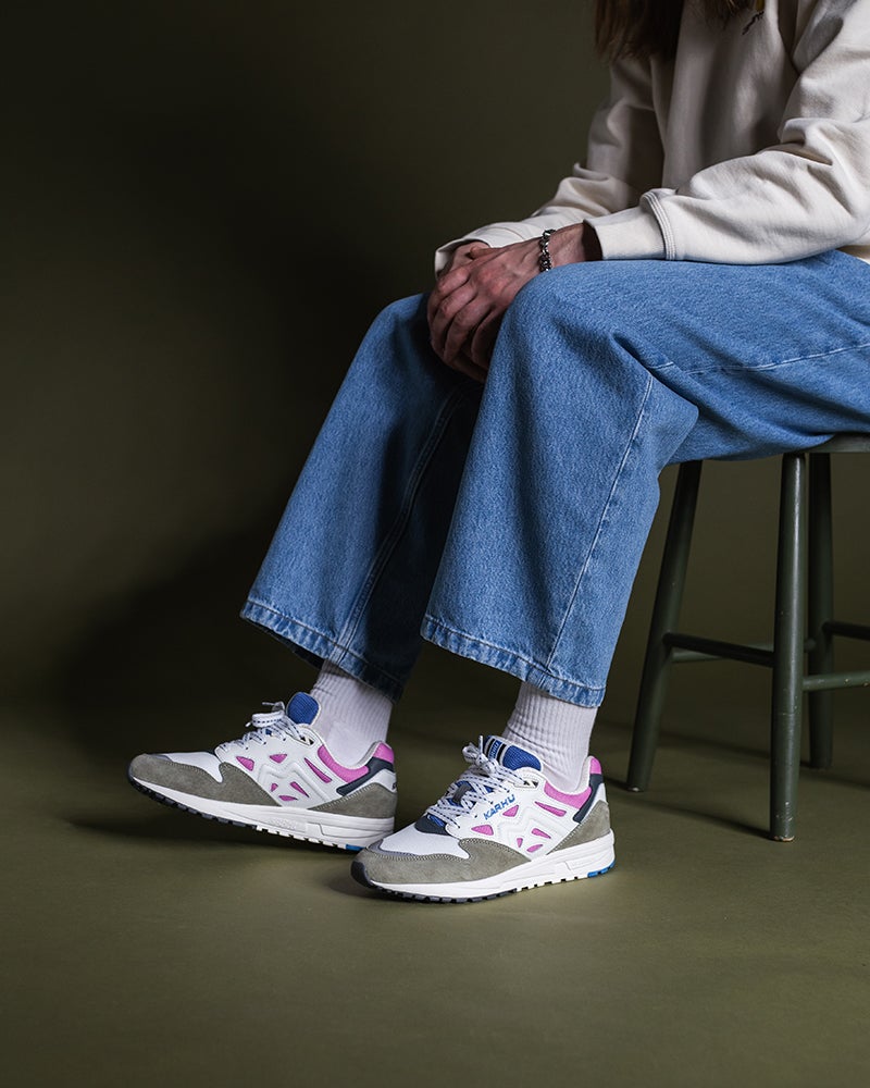 KARHU（カルフ）の新作メンズスニーカー「LEGACY96」のウォッシュドデニムとのコーディネート。スニーカーの色は「アビーストーン／シクラメン」