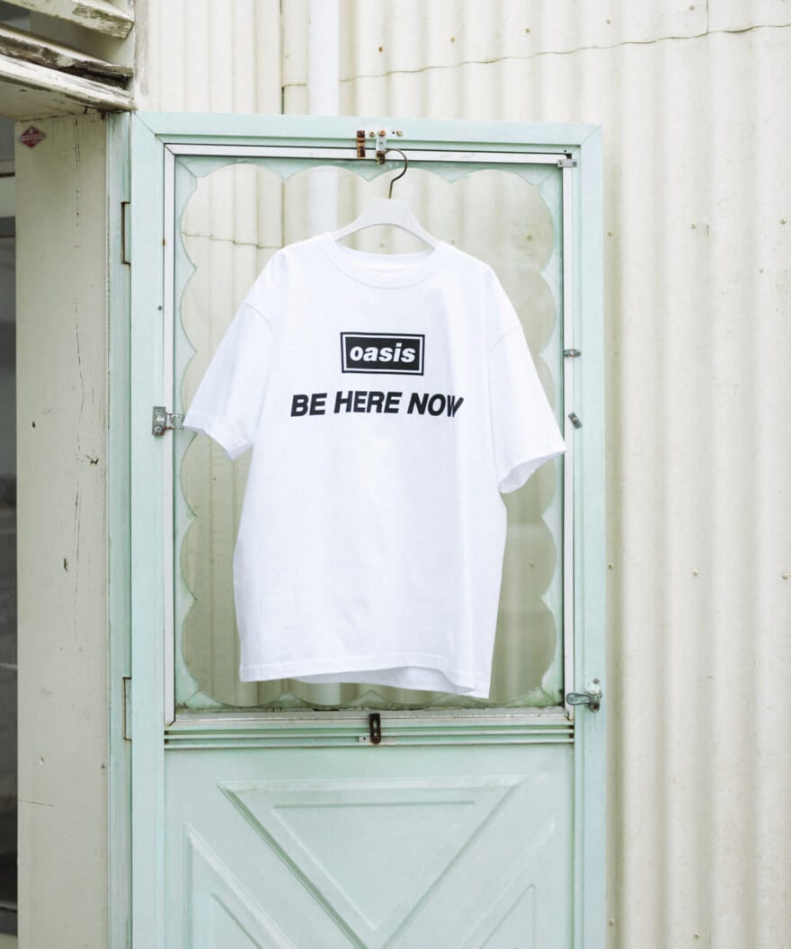 オアシスの白いプリントTシャツ「Be Here Now」