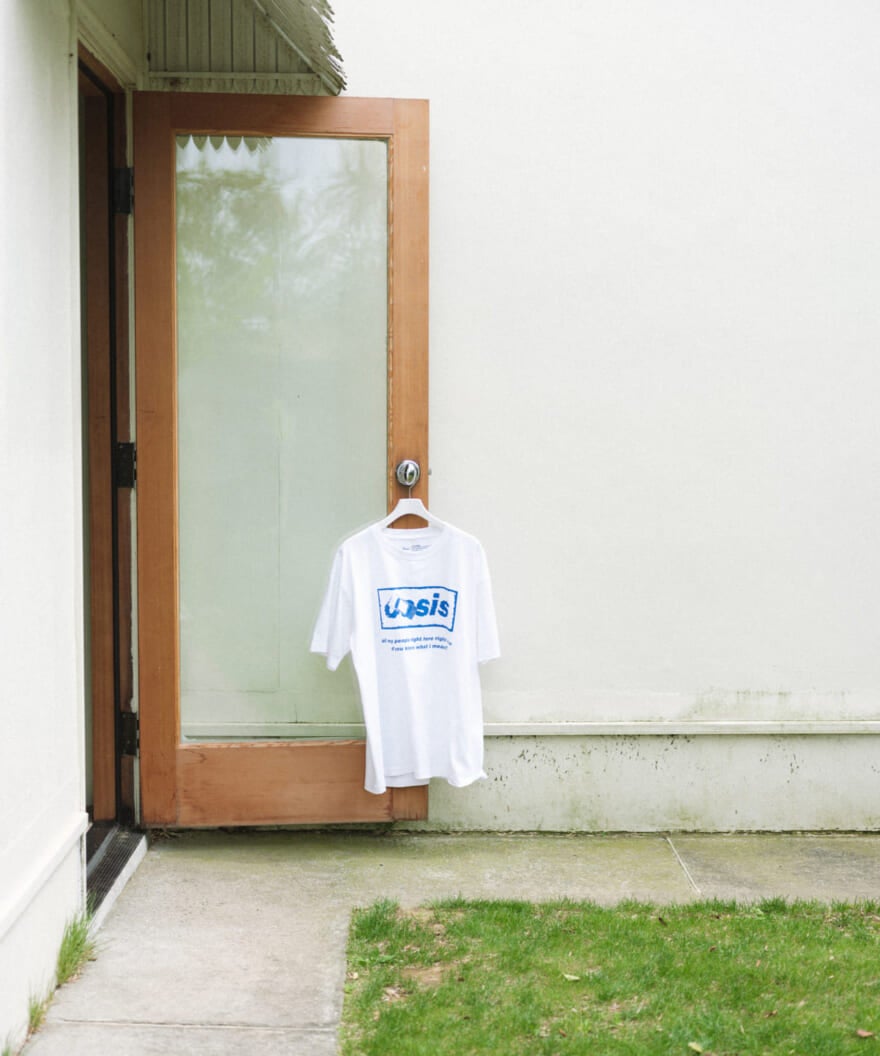 「Be Here Now」リリース25周年を 記念して本国で作成された インスパイア・アートワークを用いた グラフィックロゴの白いTシャツ