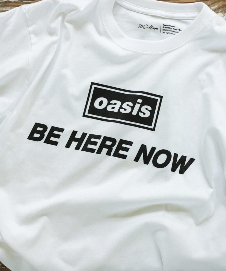 オアシスの白いプリントTシャツ「Be Here Now」のロゴ