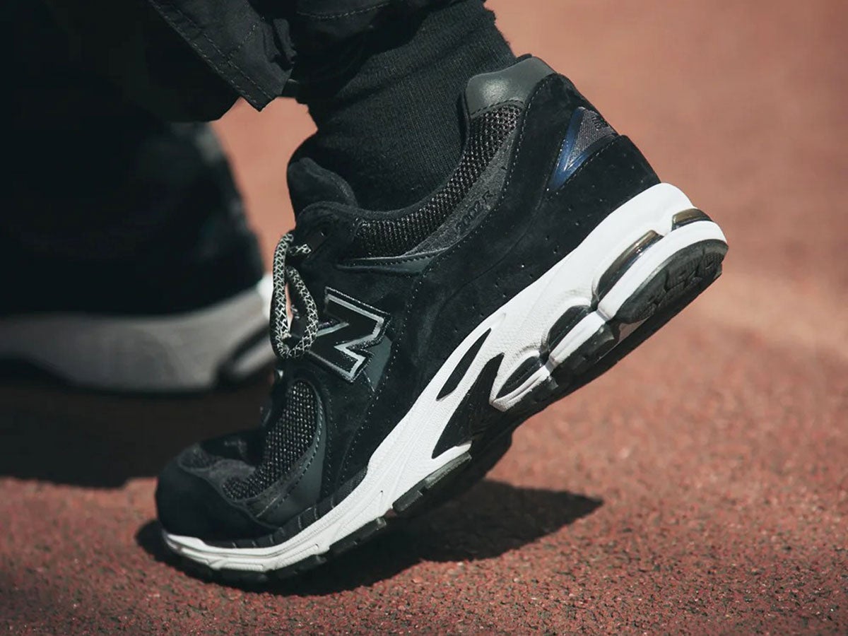 春の「黒スニーカー」の正解着こなし４選。ニューバランス、ヴァンズ…足元を好印象に引き締める！