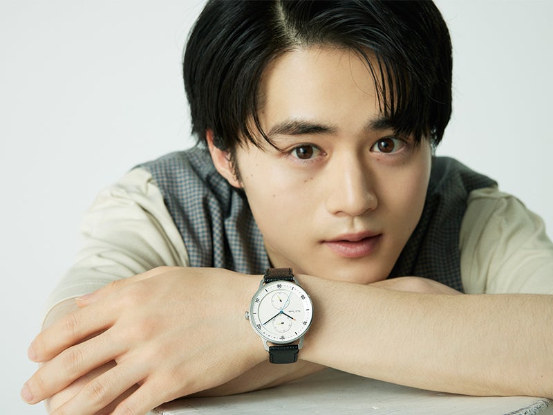 ポール・スミスのメンズ腕時計「チャーチ・ストリート クロノグラフ」の白ダイヤルモデルを着用する、俳優でメンズノンノモデルの鈴鹿央士