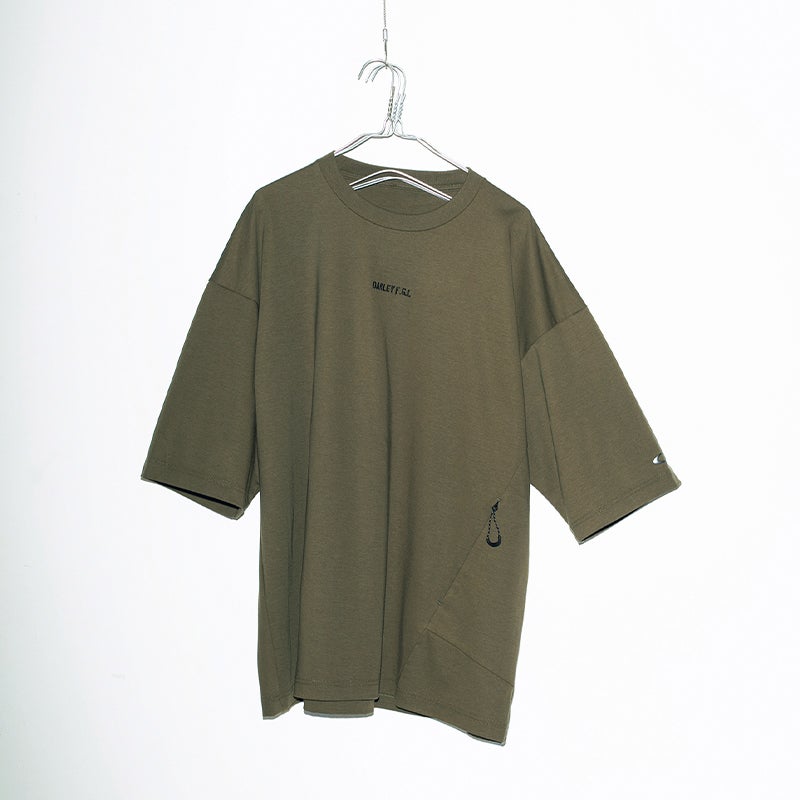 OakleyのテックTシャツ