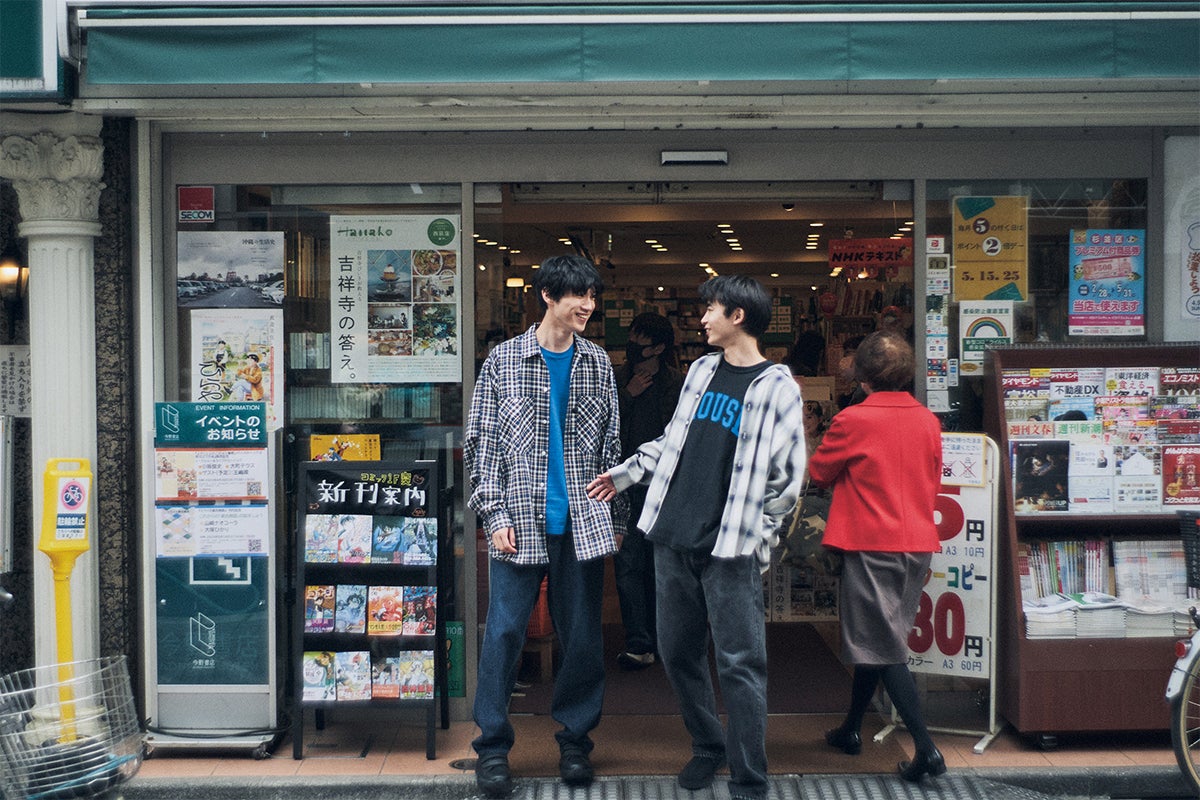 豊田裕大が着用するエー アイ イーのシャツ,高橋璃央が着用するダイワ ピア39のシャツ