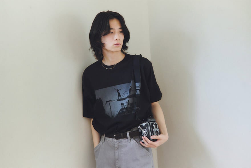 小方蒼介が着用するTHE INTERNATIONAL ART COLLECTION "Helmut Newton"のTシャツ
