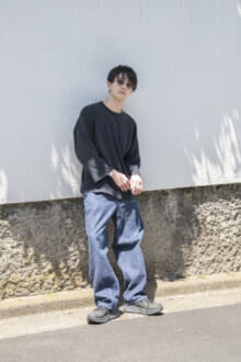 [岩上 隼也] 「コモリのロンT＆デニムにホカの厚底黒スニーカーでリラックス感のあるカジュアルスタイルに」【メンズノンノモデルの私服スナップ】