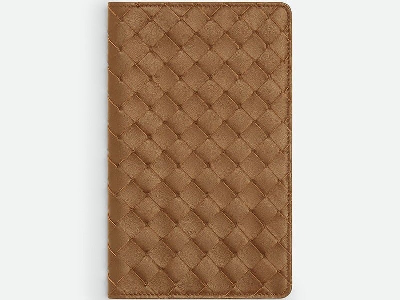 [Gallery] 【BOTTEGA VENETA】余剰素材を活用したコレクションに、心わし掴み！バッグやポーチに加えて、ヘビや恐竜も!?