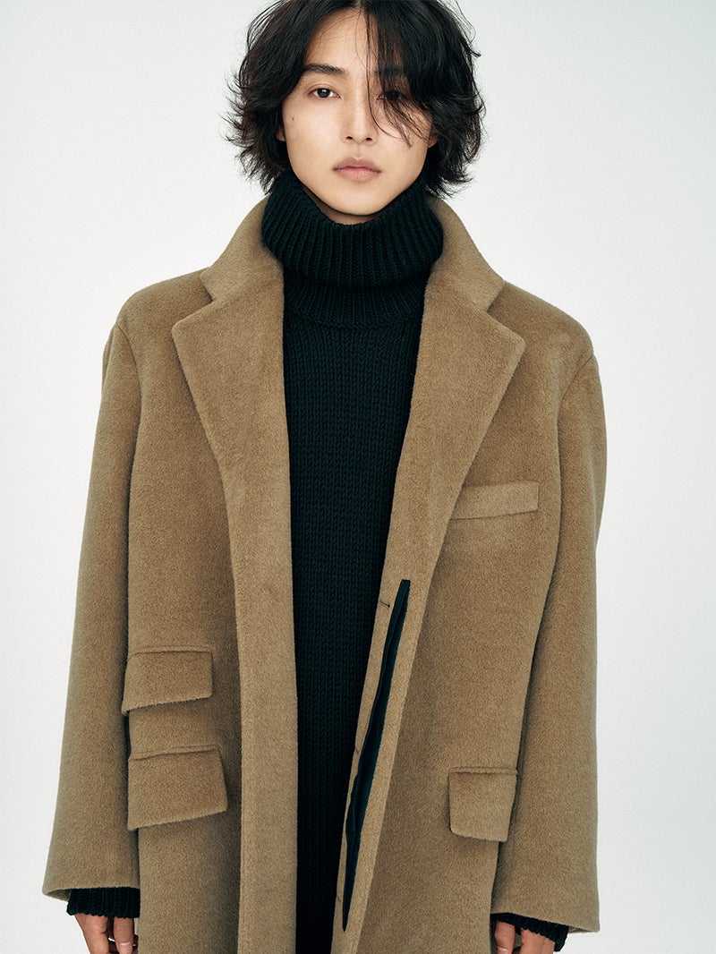 サンローランのウールコートを着用する俳優の山﨑賢人さん