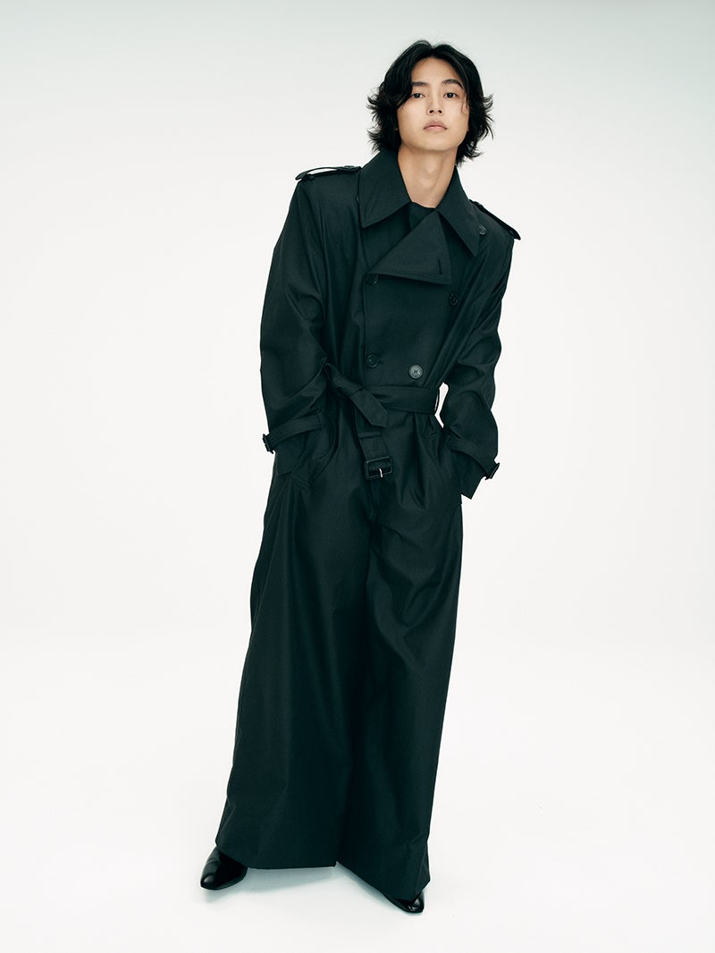 サンローランのトレンチコート風ジャンプスーツを着用する俳優の山﨑賢人さん