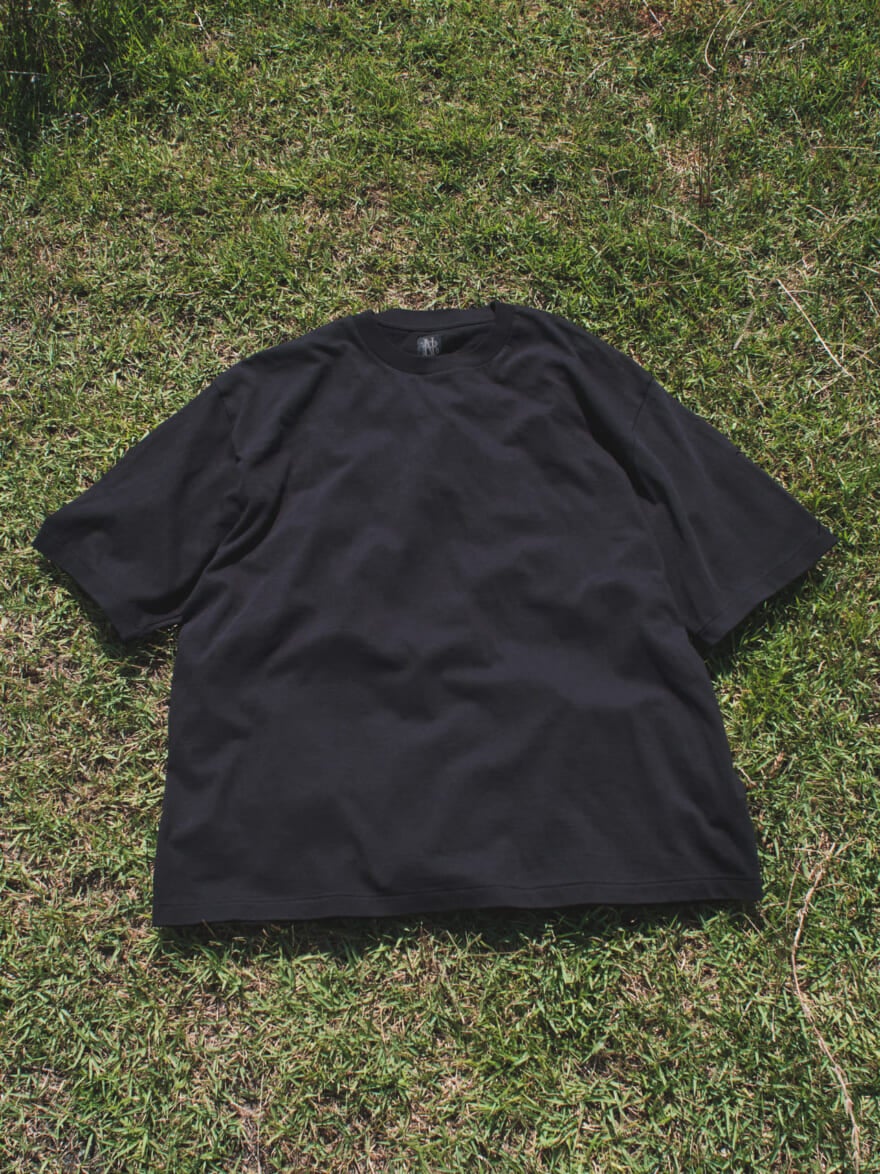 バトナーの黒いTシャツ