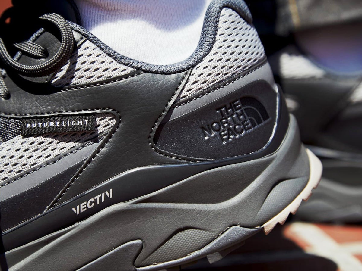 ザ・ノース・フェイス」の軽量で防水性に優れたハイスペックスニーカー