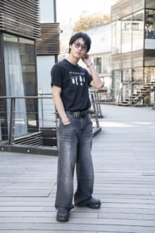 [神谷空] 「厚底クロックスはコーディネートにインパクトをプラス！　ビックシルエットデニムとの相性も抜群 」【メンズノンノモデルの私服スナップ】