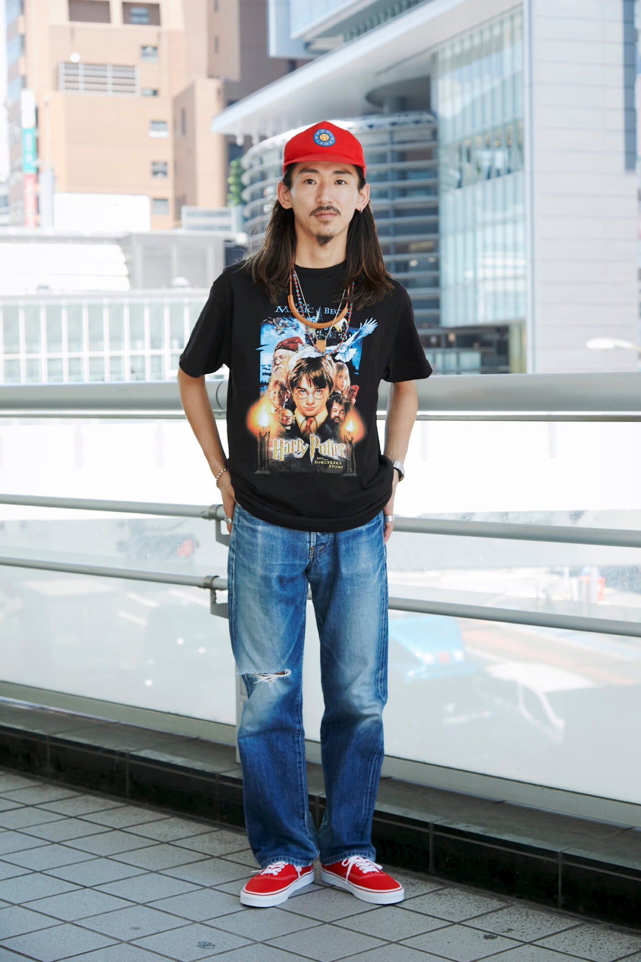 赤いVANS AUTHENTIC スニーカーのおしゃれな着こなし方