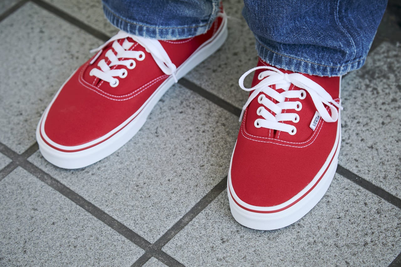 赤いVANS AUTHENTIC スニーカー（VANS）￥6,600／ジャーナル スタンダード渋谷スクランブルスクエア[電話：03-6434-1097]