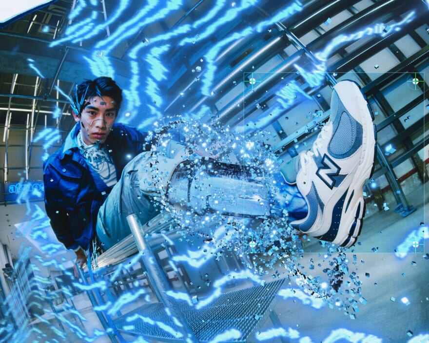 「atmos（アトモス）」による「New Balance（ニューバランス）」の別注モデル「M2002RAN "Cybernetics Blue"」が登場。電脳世界に着想を得たユニークな1足に仕上がっている。